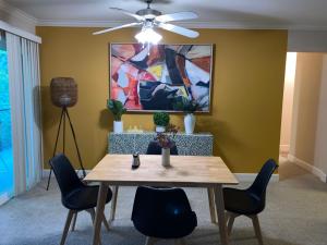 ein Esszimmer mit einem Tisch, Stühlen und einem Gemälde in der Unterkunft Lovely and cozy apartment- Rancho in Rancho Palos Verdes