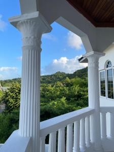 una vista desde un porche con columnas blancas en The Retreat, en Lyssons