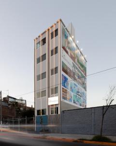 un edificio con una gran valla en el costado. en La Hospedería León en León