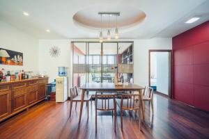 uma cozinha com uma mesa de jantar e cadeiras em Shanghai New International Expo Center Hanzhiju Apartment em Xangai