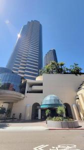een gebouw met twee hoge gebouwen in een stad bij Habor Club Gaslamp Quarter 30-Day Min in San Diego