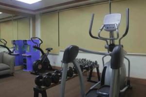 un gimnasio con 2 bicicletas estáticas en una habitación en Studio Suite beside Greenbelt Mall Makati City, en Manila