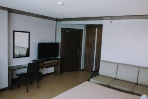 TV a/nebo společenská místnost v ubytování Leope Hotel