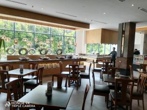 Veitingastaður eða matsölustaður á Crystal Crown Hotel Harbour View, Port Klang