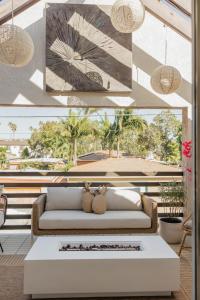 uma sala de estar com um sofá e uma mesa em Dreamy Pb Home - Walk To Bay And Beach em San Diego