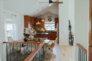 Gorgeous Designer Home In Pb - Walk To Bay&beach في سان دييغو: مطبخ وغرفة طعام مع طاولة وكراسي