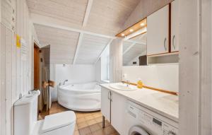 Ένα μπάνιο στο Cozy Home In Otterndorf With Sauna +10 φωτογραφίες