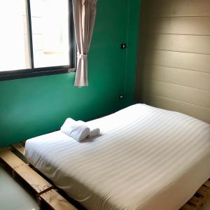 Yimwhan Hostel & Cafe Ayutthaya客房内的一张或多张床位