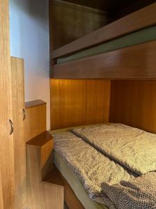 um quarto com um beliche de madeira e armários de madeira em Little King - Feel like at home em Kranjska Gora