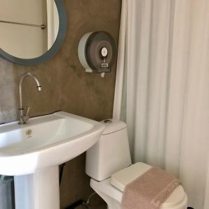 Yimwhan Hostel & Cafe Ayutthaya的一间浴室
