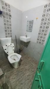 Uma casa de banho em ANAND HOSTEL