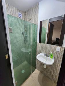 W łazience znajduje się szklana kabina prysznicowa i umywalka. w obiekcie Rinconada Cabrera w mieście Atlixco