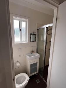 3 bedroom house in Minto, NSW. tesisinde bir banyo
