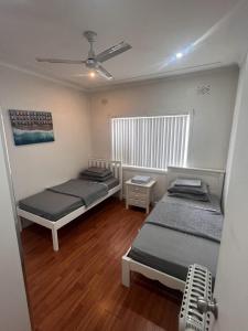 3 bedroom house in Minto, NSW. tesisinde bir oturma alanı