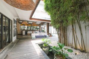 un patio interno con alberi e un soggiorno di Villa Metisse Seminyak a Seminyak