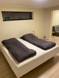 1 cama con 2 almohadas en una habitación en Rom # 1 Appartmenthotell Oslo en Oslo