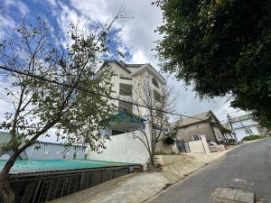 una casa al lado de una calle en Capital O 1208 Phong Van Villa, en Da Lat