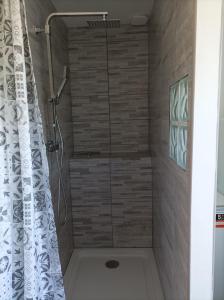 bagno con doccia e tenda doccia di Panoramique floral a La Gacilly