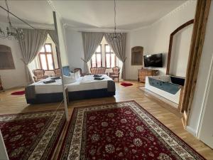 een grote slaapkamer met een bed en een groot tapijt bij Schloss Hotel Wurzen in Wurzen