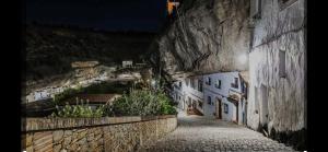 un callejón en un pueblo de montaña por la noche en Casa Rural Bajo la Alcazaba, en Setenil