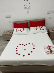 um quarto com uma cama com corações em La casa nel Borgo Sospeso "con vasca e vista panoramica" em Vitorchiano