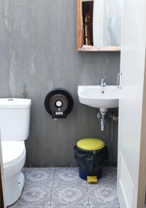 a bathroom with a toilet and a sink at Ban Oreo Homestay in Ban Pha Hu