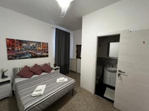 Pokój hotelowy z łóżkiem i łazienką w obiekcie Jean & France affitta camere w Rzymie