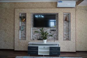 TV i/ili multimedijalni sistem u objektu Nice and comfortable apartment in the downtown of Bishkek