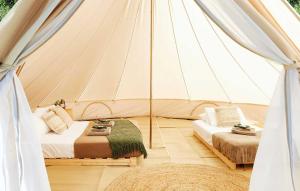 1 dormitorio con 2 camas en una tienda de campaña en Mount Hart Wilderness Lodge, en Wyndham