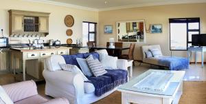 Ankervas في خليج مورغانرز: غرفة معيشة مع أريكة ومطبخ