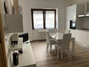 - une cuisine et une salle à manger avec une table et des chaises dans l'établissement front streat 5, à Sassari
