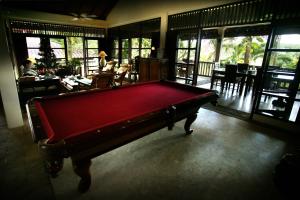 uma mesa de bilhar no meio de um quarto em Tempat Senang Spa Resort & Restaurant em Sekupang