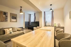 a living room with a wooden table and chairs at Cityapartment für bis zu 8 Personen in Berlin