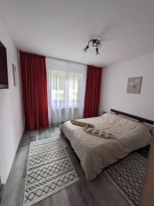 Un pat sau paturi într-o cameră la Apartamentul ALFA