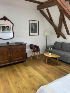 ein Wohnzimmer mit einem Sofa und einem Tisch in der Unterkunft Gästezimmer an der Stadtmauer in Besigheim