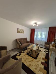 - un salon avec des canapés et une table basse dans l'établissement Apartamentul ALFA, à Slănic-Moldova