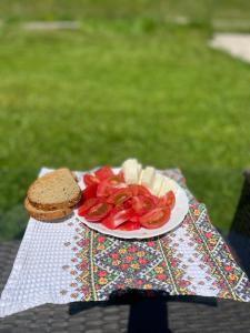 einen Teller mit Brot und Gemüse auf dem Tisch in der Unterkunft Cabana Peștera Bolii in Petroşani