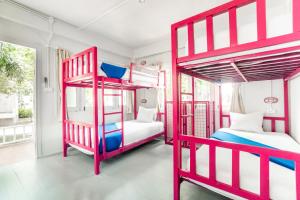 Postel nebo postele na pokoji v ubytování Slumber Party Koh Tao