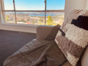 - un canapé avec une couverture et une fenêtre dans la chambre dans l'établissement Spacious 3 bedrooms family living in Rosetta, à Rosetta