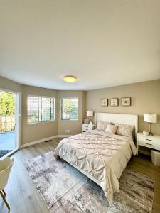 a bedroom with a large bed and a desk at Stunning apartment steps from Ocean Beach in San Francisco