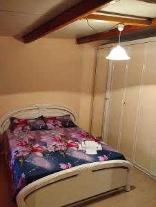 Un dormitorio con una cama con flores. en Appartamento mare en Siderno Marina