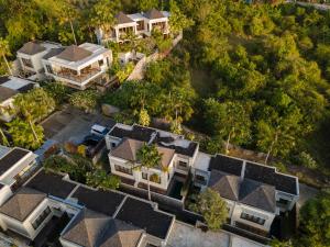 einen Ausblick über Häuser in einer Nachbarschaft in der Unterkunft Tanadewa Villas Nusa Dua Bali by Cross Collection in Nusa Dua