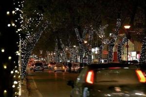 una calle de la ciudad decorada con luces de Navidad por la noche en Lovely 11 Rental Ap In Myslym Shyri Tirana, en Tirana