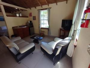 sala de estar con 4 sillas y mesa en Royal Caribbean Resort, en San Pedro
