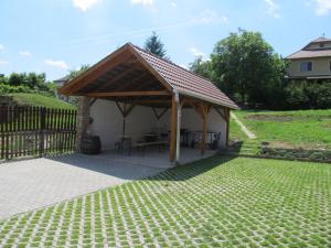 einen Pavillon mit einem Tisch im Hof in der Unterkunft Tavi Fészek Vendégház in Bánk