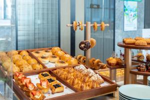 une boulangerie avec une variété de pâtisseries à l'exposition dans l'établissement Zhuhai Marriott Hotel Jinwan, à Zhuhai