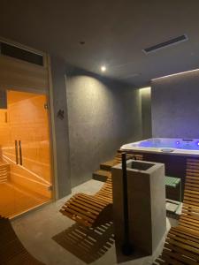 a room with a jacuzzi tub and some stairs at Re Versiliana Hotel in Marina di Pietrasanta