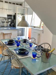 einen Tisch mit blauen Gläsern darauf in der Küche in der Unterkunft Luce e Mare, casa di Gabri in Marina di Carrara