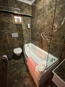 A bathroom at EVİM APART HOTEL