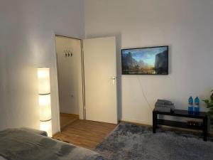 1 dormitorio con 1 cama y una pintura en la pared en Trier City Center Apartments Altstadt en Tréveris